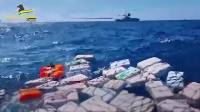 Cocaina galleggiante in mare: sequestrate due tonnellate per un valore di 400 milioni di euro