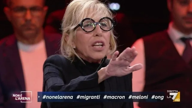 Migranti, botta e risposta Amurri Paragone: "il problema è che sono neri"