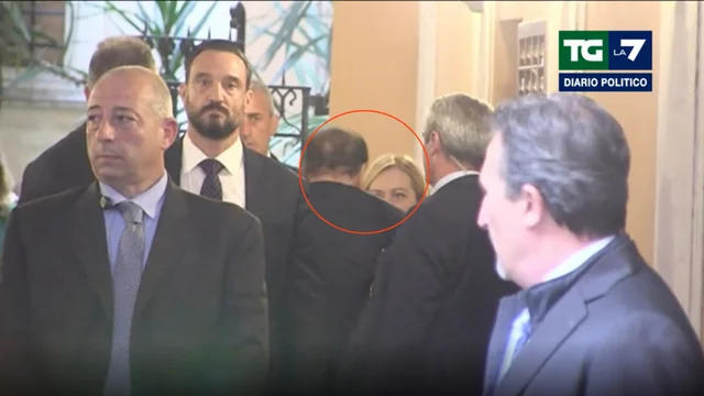L'arrivo di Berlusconi e il saluto con Meloni: il video