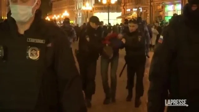 Russia, cortei anti Putin in piazza: cori e scontri con la polizia