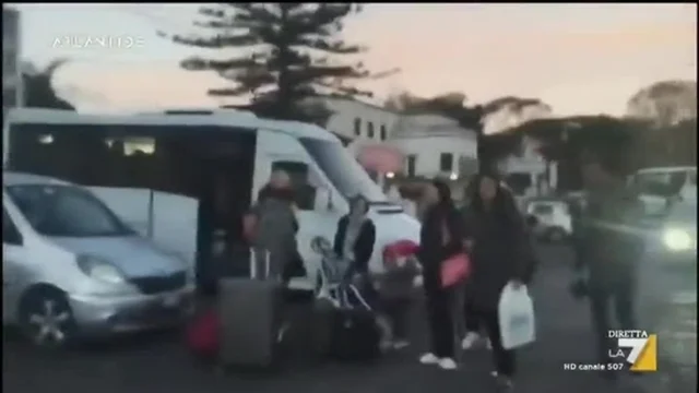 Coronavirus, le reazioni delle persone a Ischia all'arrivo dei pullmann dal Nord. Umberto Galimberti: "Il razzismo è in noi"