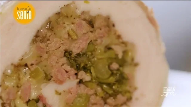 Arrotolato di pollo con broccoletti, salsiccia e formaggio