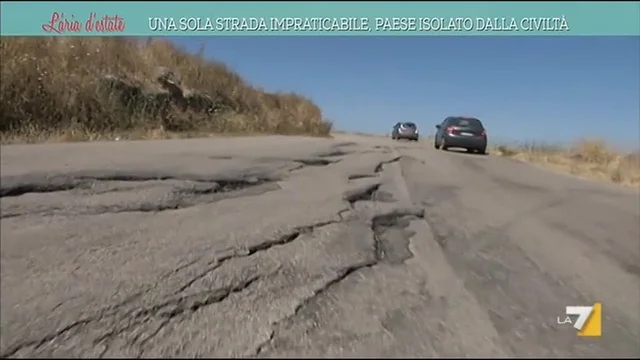 Una sola strada impraticabile, paese isolato dalla civiltà