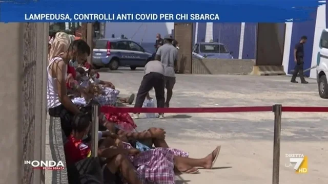 Lampedusa, controlli anti Covid per chi sbarca