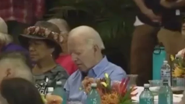 Hawaii, Biden si addormenta all'incontro con le vittime: il video