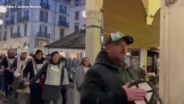 Novara, protesta choc dei No Green pass: “Noi come i prigionieri di Auschwitz”