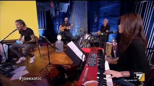 La #propagandaorkestra interpreta "I saw a tiger" di e con il "Tiger King" Joe Exotic