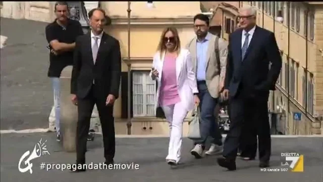 Giorgia Meloni arriva al Quirinale di bianco vestita