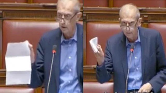 Fassino in aula mostra il cedolino: “4.718 euro al mese netti, non è uno stipendio d'oro”