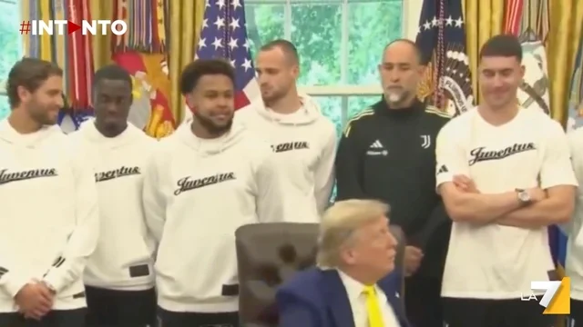 Trump incontra la Juventus: "Una donna può entrare nella vostra squadra?" La provocazione sui diritti degli sportivi transgender