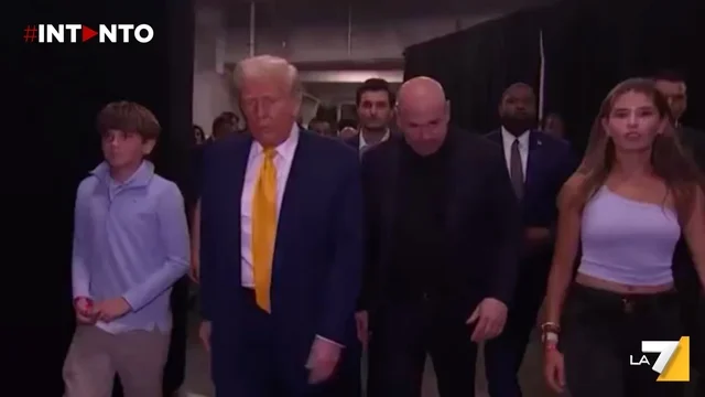 Trump fa il suo ingresso trionfale all'UFC di Miami: il pubblico in visibilio lo accoglie con un coro