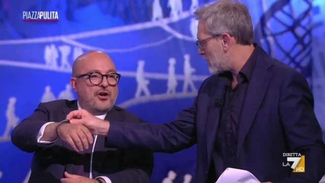 Formigli a Sangiuliano: "Mi fa vedere il braccialetto?", "Siete dei poveri comunisti"