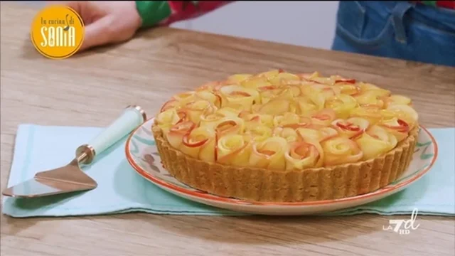Crostata con roselline di mele e profumo di cannella