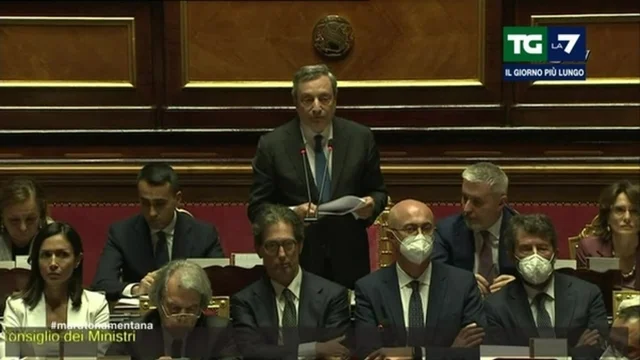 La replica di Draghi al Senato: "Siete voi che decidete. Niente richieste di pieni poteri, va bene?"