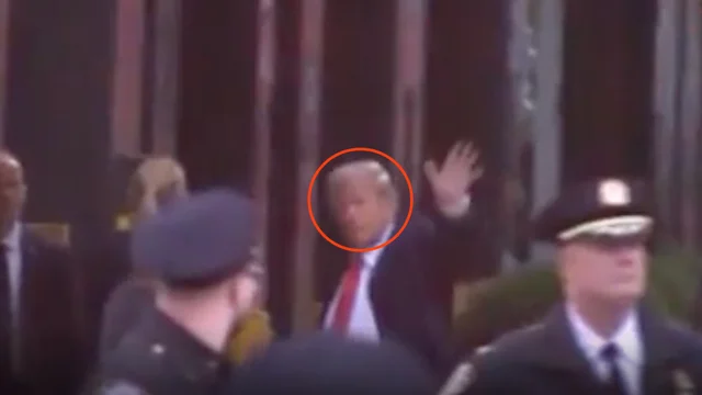 Trump incriminato a New York: il video dell'ex presidente Usa che entra nella Trump Tower