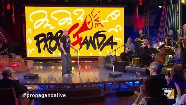 Diego Bianchi conduce con il bastone e spiega il motivo