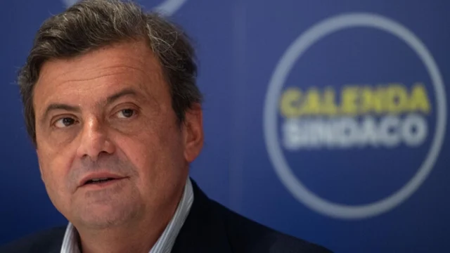 Carlo Calenda annuncia un'operazione in ospedale rimandata durante la campagna elettorale