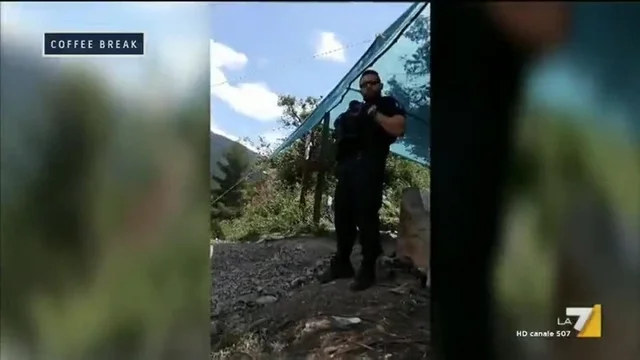 Migranti, i posti di blocco della gendarmeria francese a Ventimiglia