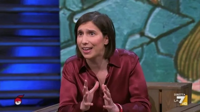 Guerra in Iran, Elly Schlein critica la posizione di Meloni: "Invece di fare la premier, fa la commentatrice"