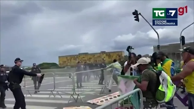 Brasile, migliaia di sostenitori di Bolsonaro assaltano il Parlamento: le immagini
