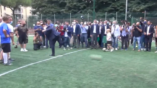 Conte gioca a calcio a Scampia e calcia un rigore di tacco