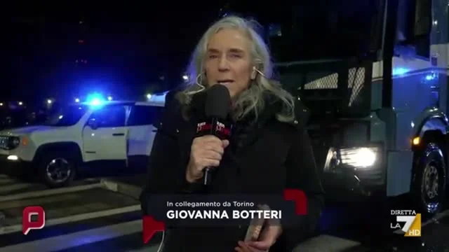 Scontri al corteo Askatasuna, Botteri in diretta da Torino: “È scoppiata una guerriglia violenta”
