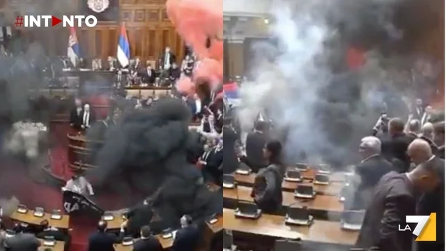 Caos in Serbia: deputati dell'opposizione lanciano fumogeni in Parlamento