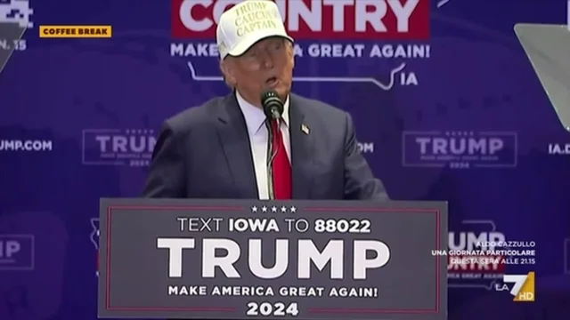 Donald Trump festeggia la vittoria alle primarie in Iowa
