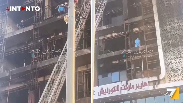 Incendio in un centro commerciale: al momento si contano almeno 61 morti