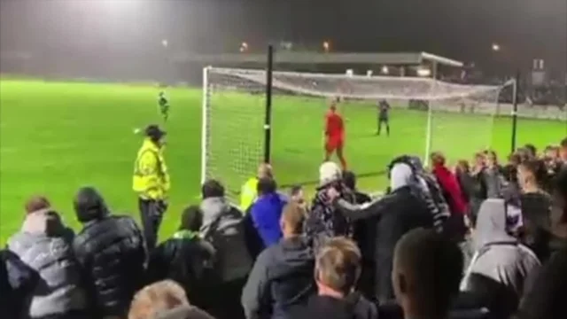 L'attaccante tira il rigore, ma colpisce un poliziotto (che esulta)