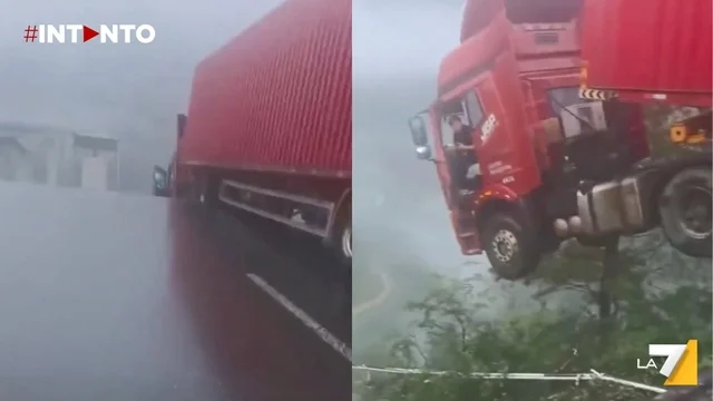 Cina, frana fa crollare un ponte in Guizhou: camion in bilico, salvo l’autista