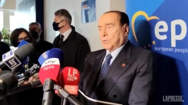 Berlusconi porta un omaggio 'segreto' per salutare Angela Merkel