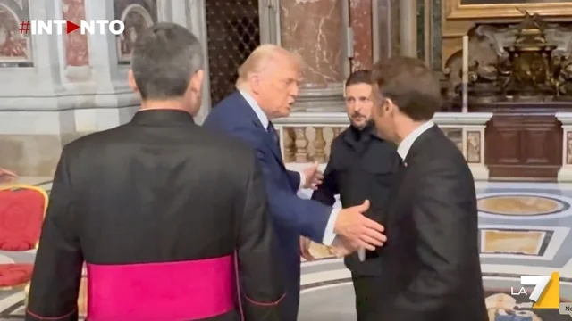 Trump esclude Macron durante l'incontro con Zelensky in Vaticano: "Non dovresti essere qui"