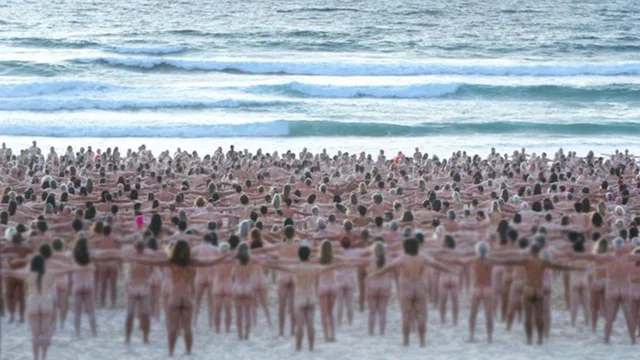 Australia, 2.500 persone nude in spiaggia: ecco perché