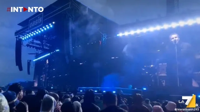 Liam Gallagher punge i Coldplay dal palco della reunion degli Oasis: “Non ci interessa con chi vi toccate”