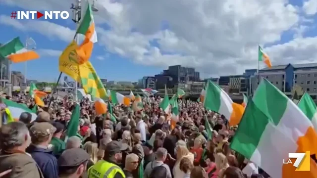 Protesta a Dublino contro l’immigrazione: "Le vite irlandesi contano"