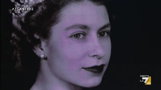 L'intervista ad Antonella Boralevi sulla diversità della regina Elisabetta: "Rappresenta una Monarchia immarcescibile"
