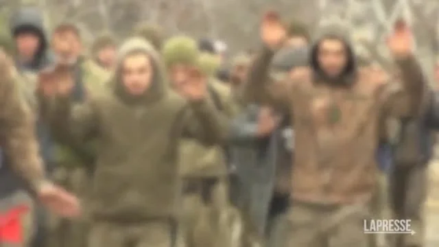 Mariupol, la tv di Stato russa diffonde immagini di soldati ucraini con le mani alzate: "Si sono arresi"