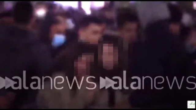 Piazza Duomo a Milano, spunta un nuovo video di molestie a Capodanno: due ragazze in lacrime spinte contro le transenne