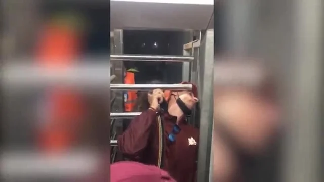 Roma, tifoso rimane intrappolato nel tornello: "Liberatelo, liberatelo"