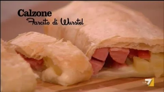 Calzone con Wurstel, Patate e Mozzarella