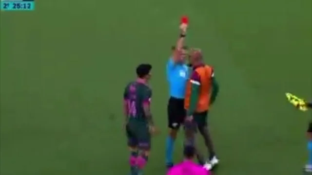 Felipe Melo perde la testa e affronta l'arbitro faccia a faccia: il video