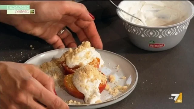 Pesche al forno con crema allo yogurt e briciole al cardamomo