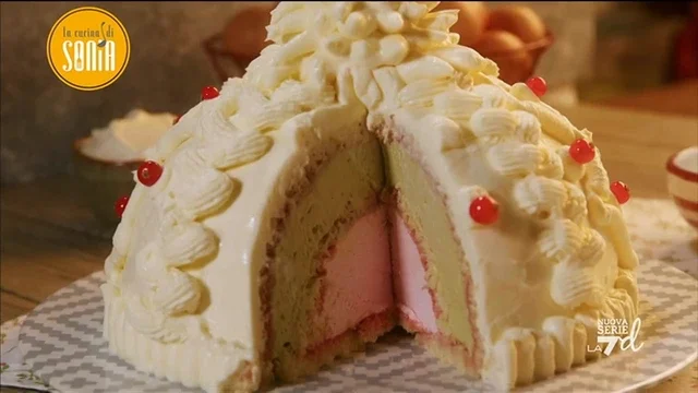 Torta berretto al pistacchio e lamponi