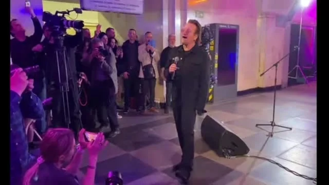 U2, Bono e The Edge in concerto nella metropolitana di Kiev