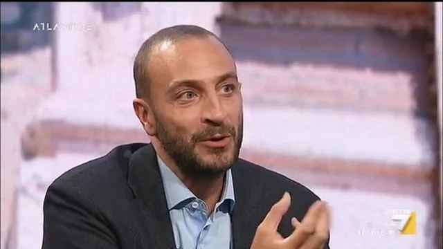 Caso Becciu, Emiliano Fittipaldi spiega lo scandalo finanziario che ha travolto il Vaticano