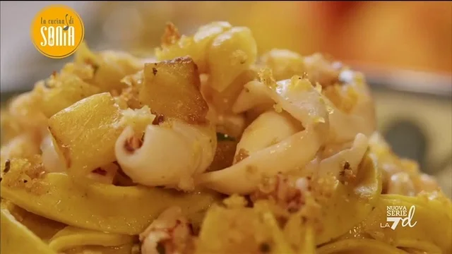 Fettuccine al curry con mele, calamari e pane croccante