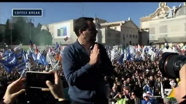 Matteo Salvini sale sul palco di piazza del Popolo al beneaugurante acuto di 'Vincerò'