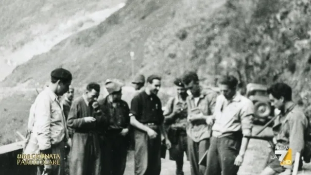 Mussolini si camuffa tra i soldati tedeschi ma la messinscena dura poco, il Duce viene arrestato dai partigiani