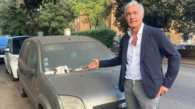 Roma, la denuncia di Massimo Giletti: auto in sosta su strisce blu da più di 4 anni